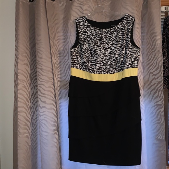 connected apparel Dresses & Skirts - LIKE NEW dress with beautiful black ruffle bottom